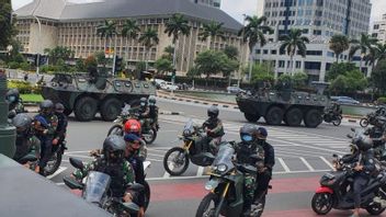 ジャカルタ周辺のパンツァーとバイクを持ったTNI軍、RizieqShihabバナーを含む無許可の看板をコピー