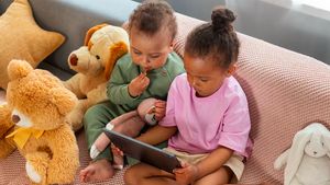 Terlalu Sering Main Gadget, Anak Bisa Alami Keterlambatan Bicara