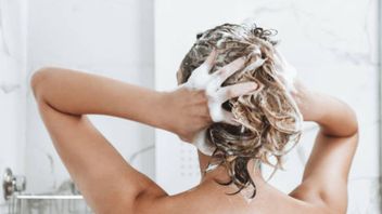 inée : 5 façons de laver les cheveux après le bain, aider à maintenir l'intensité de la couleur