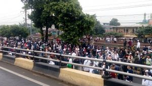 Massa Simpatisan Rizieq Shihab Penuhi Flyover Pondok Kopi, Menunggu Hasil Sidang Putusan 