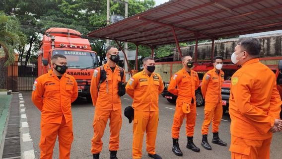 Une équipe SAR Recherche 3 Personnes Traînées Par Le Courant De La Rivière Cikapundung Lembang à L’ouest De Bandung