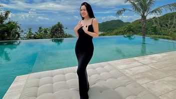 Potret Rachel Vennya Kenakan Crop Top Hingga Bikini saat Liburan di Lombok