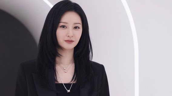 7 portraits d’uniformes de luxe de Kim Ji Won dans la reine des larmes