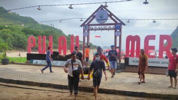 4 Wisatawan Asal Gresik Terseret Ombak di Pantai Pulau Merah Banyuwangi