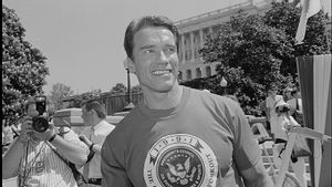 Arnold Schwarzenegger est officiellement citoyen des États-Unis dans la mémoire d'aujourd'hui, le 17 septembre83