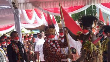 メラウケ・パプアが1000万本の赤旗と白旗を配布した最初の都市に、チトー内務大臣:インドネシアはユニークな国なので誇りに思うに違いない