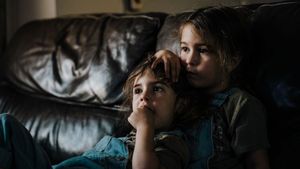 5 Tips Menjalin Kerukunan Kakak Beradik, Biar Moms Ngga Kawalahan Hadapi Anak-Anak Sering Berantem