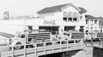 12 Maret dalam Sejarah: Saat Pertama Coca Cola Dibotolkan