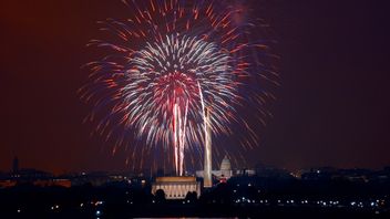 7月4日、米国独立記念日を祝う、いくつかの州で花火事故で死亡した住民