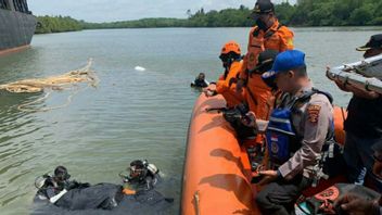 SARチームがバリクパパン湾で爆発した船の犠牲者の遺体を避難させる