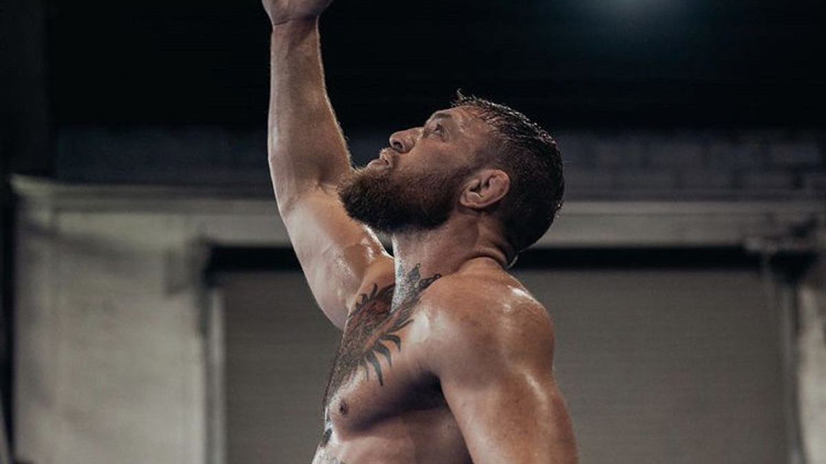 康纳·麦格雷戈（Conor McGregor）在训练期间展示了他的手速，表示准备在UFC中再次战斗？