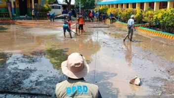 ビマNTBの3つの学校は、学習活動の休日の洪水のために泥沼に埋もれています