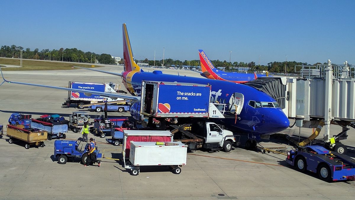 Setelah Hampir Dua Tahun, Southwest Airlines Bawa Kembali Alkohol di Pesawat