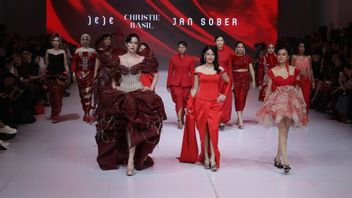 Dian Sastrowardoyo Merayakan Puncak Usia Perempuan di Runway di JFW 2026
