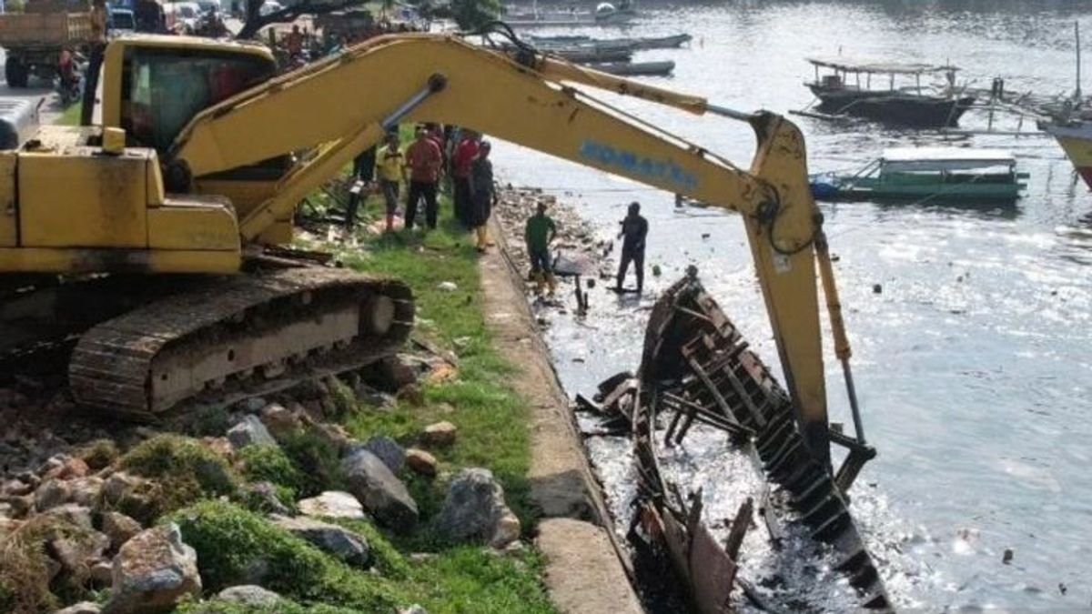 City Government Lifts Shipwrecks In Kendari Bay