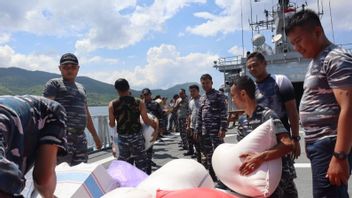 Arriving In Flores, KRI Ahmad Yani Brings Assistance To Victims Of The Men's Mount Lewotobi Eruption