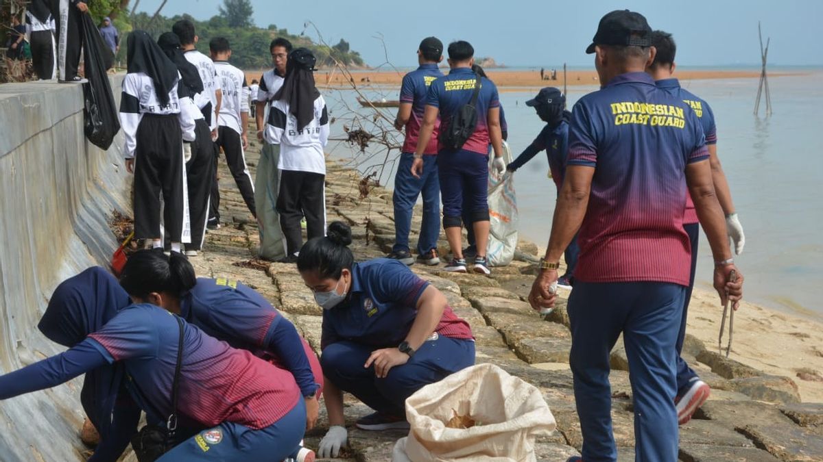 Bakamla RI Juga遵循Bemban Nongsa Batam Beach世界清洁日行动