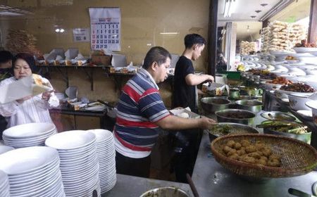 Kunjungi Korban Gempa Cianjur, Mensos Risma Bawa Nasi Padang untuk Para Korban