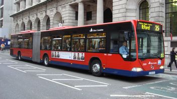 Le Premier Ministre Britannique Boris Johnson Est Prêt à Débourser 60,1 Billions D’IDR Pour Améliorer Le Réseau De Bus