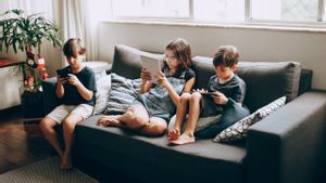 Cara Membantu Anak Lepas dari Rasa Takut Ketinggalan atau <i>Fear of Missing Out</i>