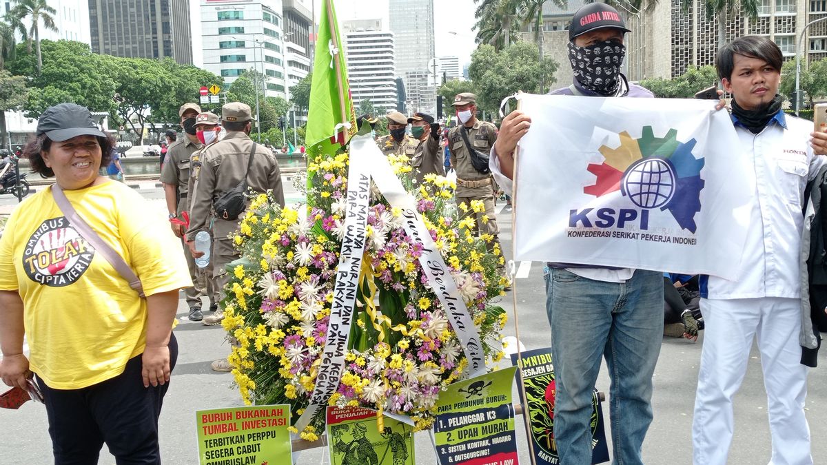 Demo Tolak UU Cipta Kerja, Buruh Bawa Karangan Bunga Dukacita 'Matinya Nurani Wakil Rakyat'