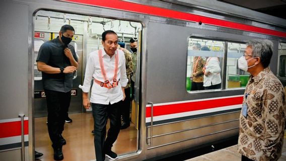 ジョコウィ大統領がKRLに乗ってタナアバン駅のインフラをレビュー