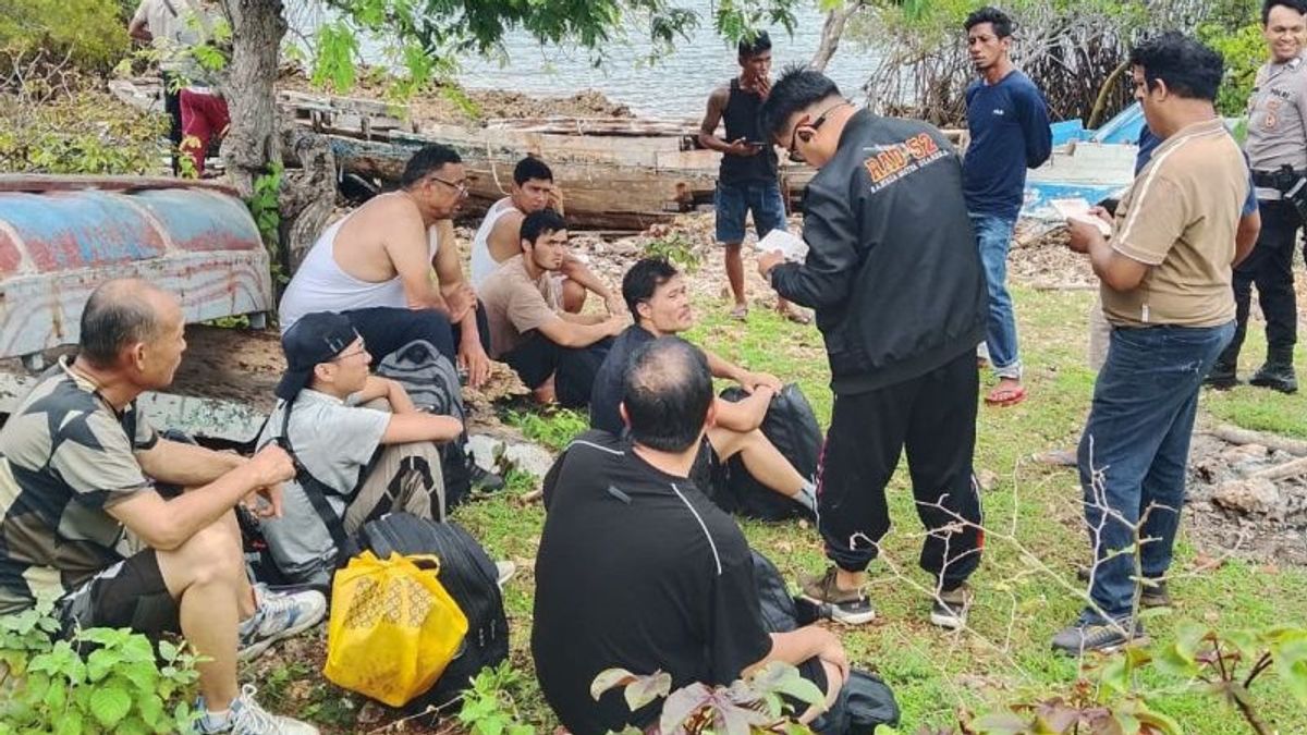 Police are looking for 4 Indonesian citizens who fled into the forest allegedly smuggling 7 foreigners to Australia