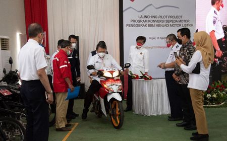 Ajak Masyarakat Gunakan Motor Listrik, Menteri ESDM: Kita Bakar Uang Rp1,2 T Tiap Hari untuk BBM