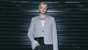 Istri Hamil dan Lahirkan Anak Pertama, Luke Hemmings 5SOS: Rahasia Terbaik Kami