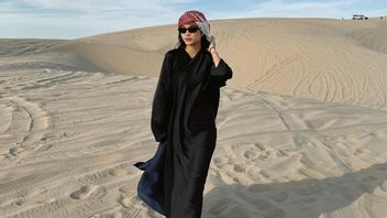 OOTD Azizah Salsha在访问卡塔尔时的5幅肖像,美丽的黑色阿巴亚服装