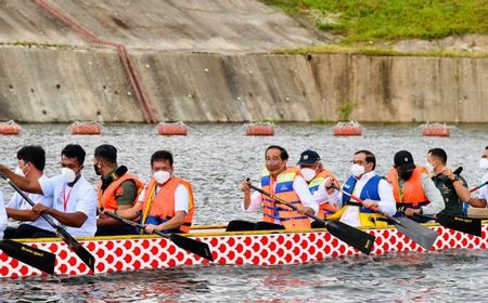 Menteri Bahlil Tabuh Gendang, Jokowi Dayung Perahu Naga di Bendungan Ladongi Sultra yang Alamnya Dipuji