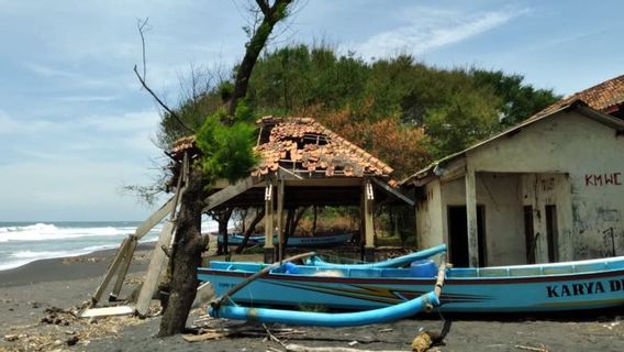 Wave Reaches 4 Meters, Kulon Progo Fishermen Are Not Go To Sea