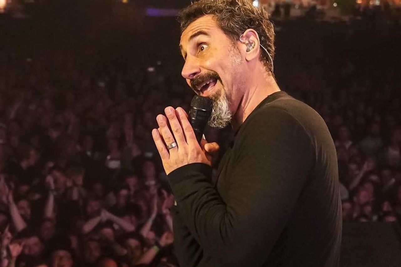 Serj tankian elasticity. Серж Танкян 1998. Серж Танкян 2005. Серж Танкян 2023. Серж Танкян 1999.