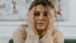 7 Tanda Pengabaian Emosional di Masa Kecil yang Masih Terbawa Hingga Usia Dewasa