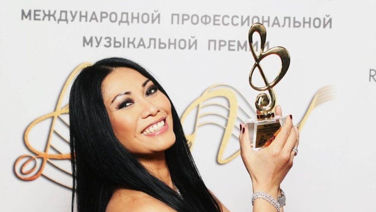 Anggun Receives Award From Music Festival In Russia