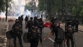 مظاهرة شغب ضد قانون خلق فرص العمل في مالانج ، الشرطة تؤمن 80 شخصًا