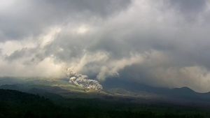  Gunung Semeru Luncurkan Awan Panas Guguran Sejauh 5 Km