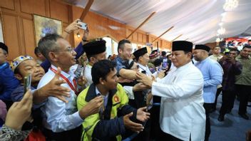 سائق Ojol سعيد يمكنه المشاركة في الإعلان في القصر