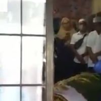 Azankan Jenazah Ibunya, Bocah Asal HST Kalsel Buat Pelayat Menangis
