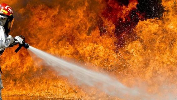 プルタミナ州チェンカレンでの燃料タンカートラック火災事件:死傷者なし