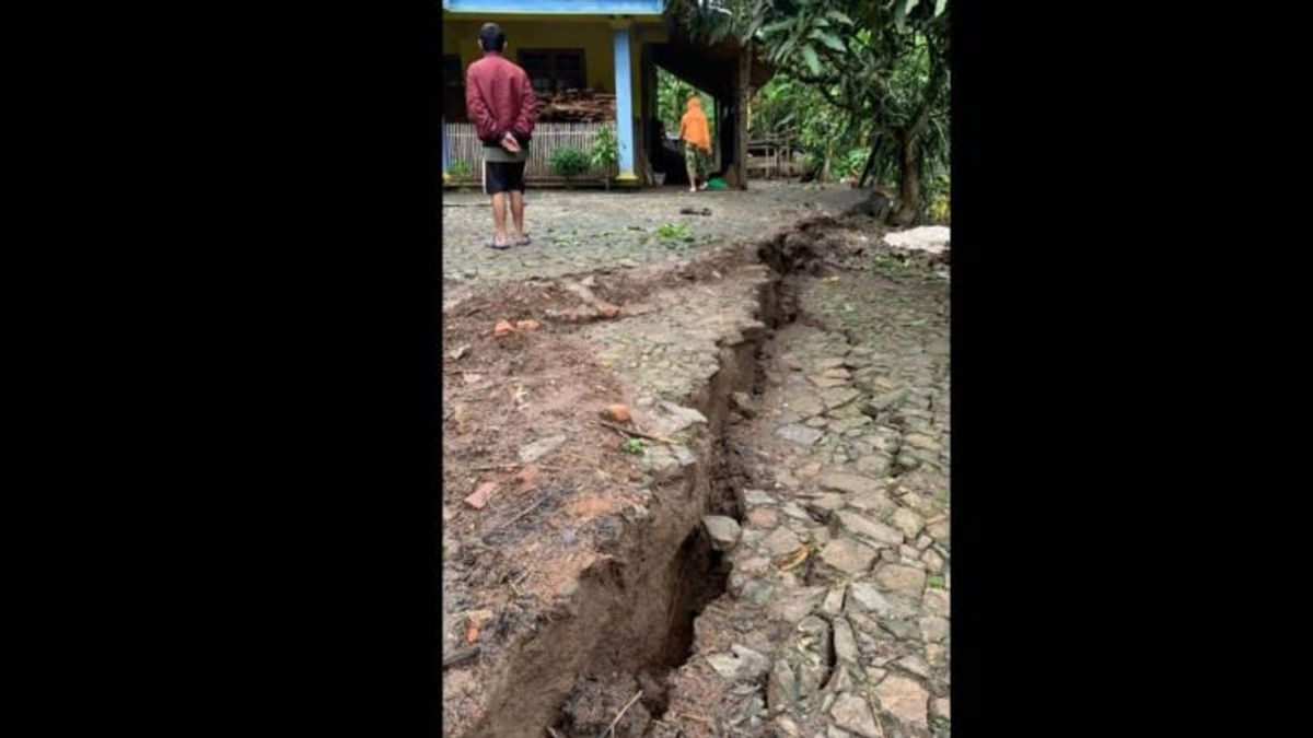 数百名受裂地影响的Ponorogo Tumpuk村居民被疏散