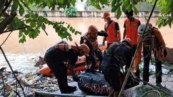 Le corps d’un adolescent trouvé flottant dans le Kali Angke Kembangan, l’équipe SAR a déclaré que la victime était noyée