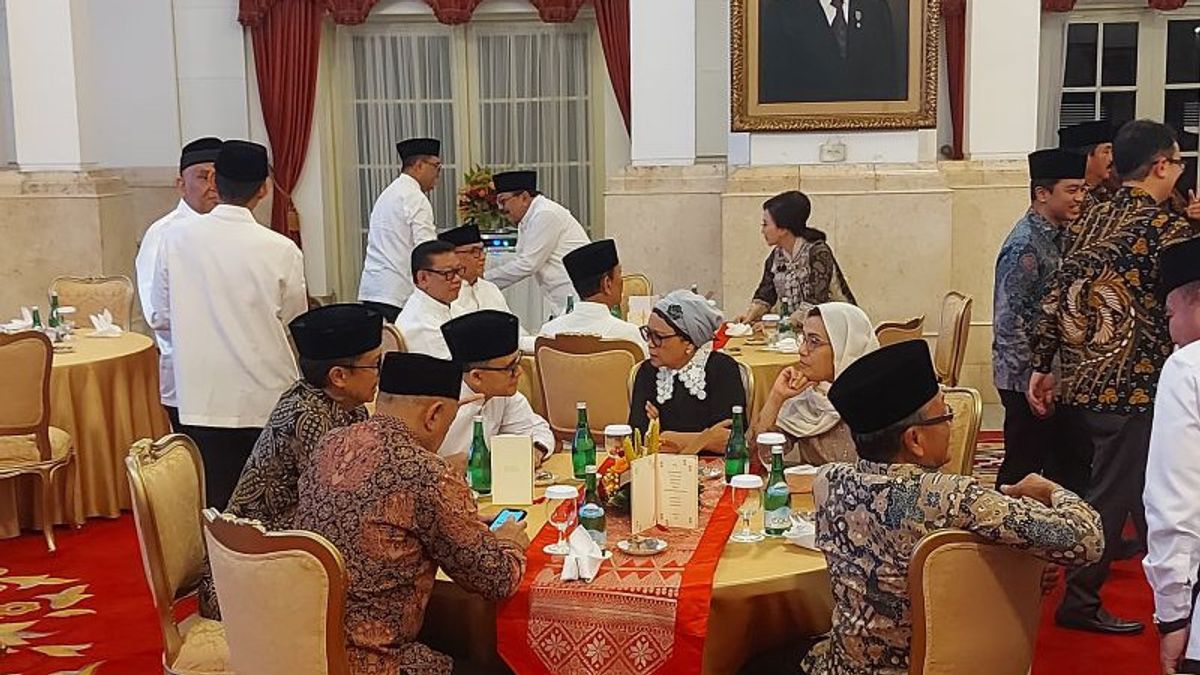 Jokowi Buka Bersama Para Menteri di Istana