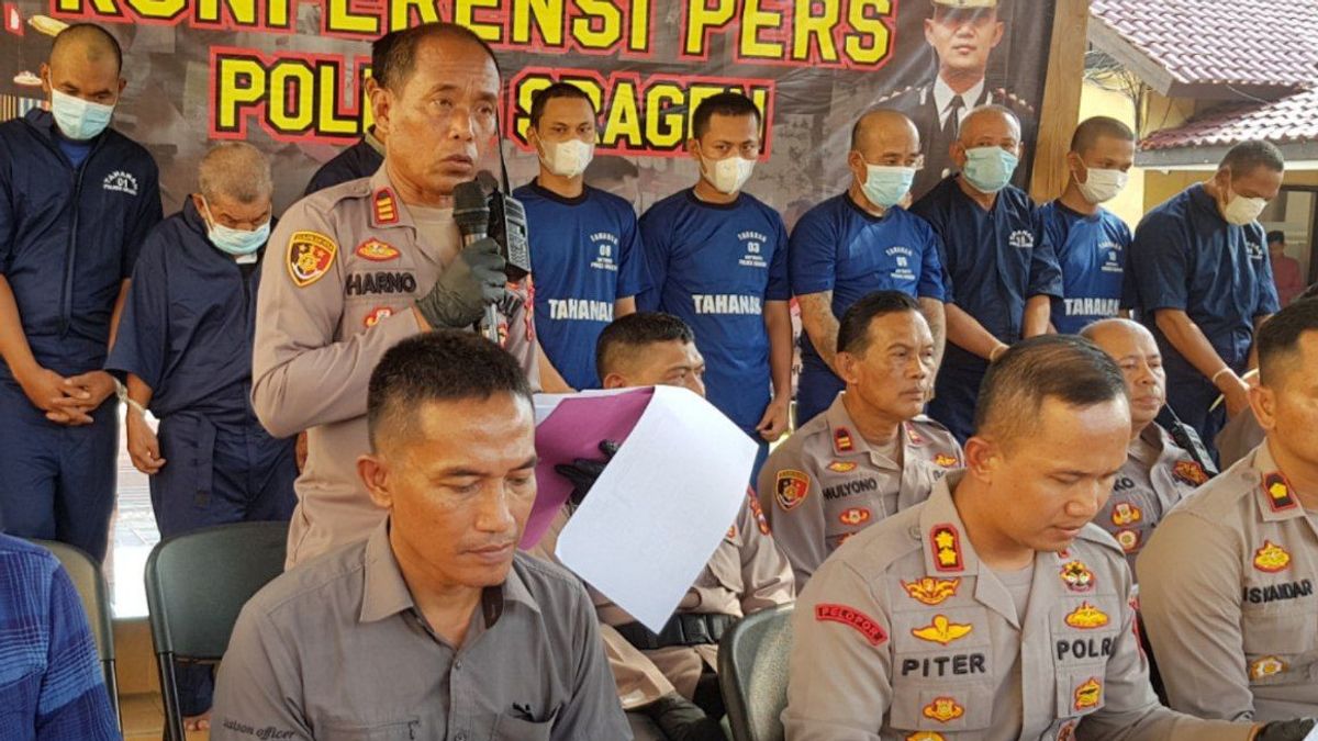 القبض على تاجري نقود مزيفين والشرطة تصادر 392 ورقة دولار مزيفة تعادل 1.3 مليار روبية إندونيسية