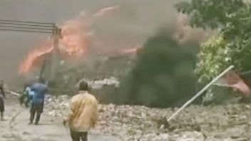 Pemadaman Api di TPA Jalupang Karawang Masih Berlangsung