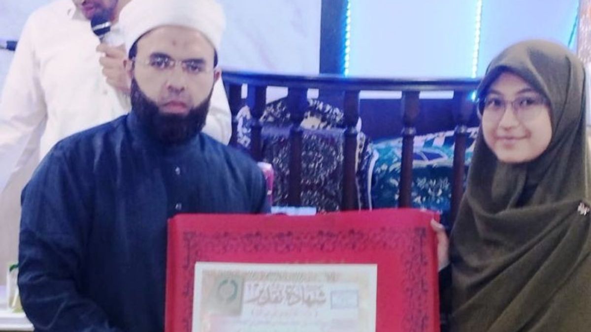 介绍耶利·普特里亚尼（Yelly Putriyani），阿加姆学生，他在埃及赢得了第一部塔菲兹古兰经