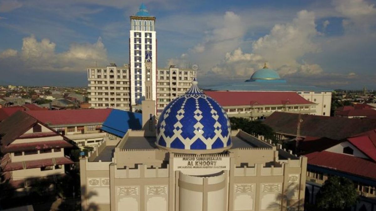 ICMI Center Hands Over Nabawi Award To Ten Mosques In Indonesia