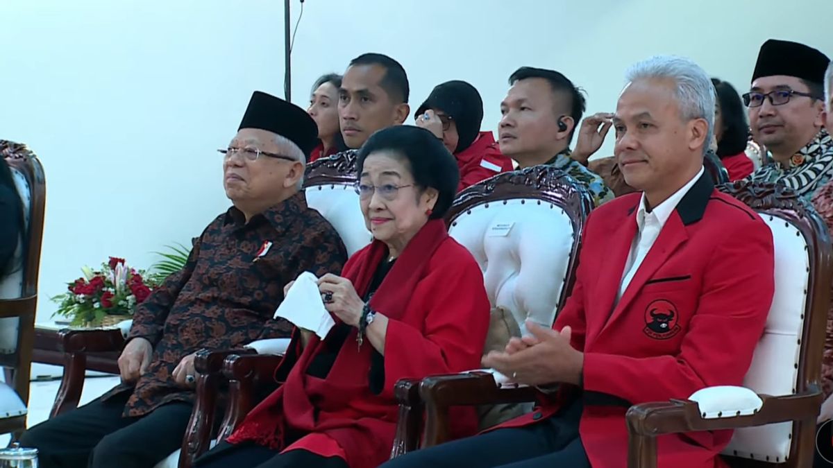 Vêtement de jupe rouge, le président Ganjar assiste à la 51e décès du PDIP assis à côté de Megawati