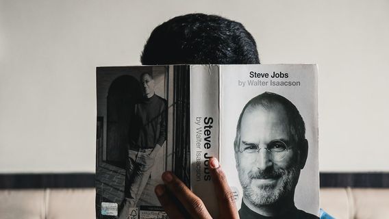 スティーブ・ジョブズはかつて、彼の仕事が非常に頑丈であることを証明するためにiPhoneを投げました!