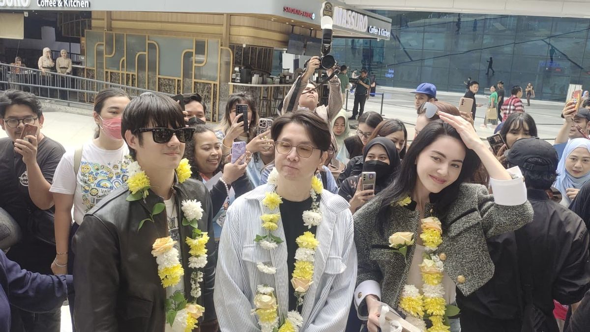 Arriving In Jakarta To Support Kang Mak From Pee Mak's Film, Davika Hoorne Wants To Taste Seblak